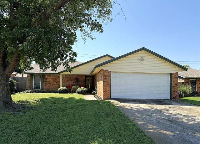 Property at 816 Royal Ln, Yukon, OK 73099, 3 beds, 2 baths