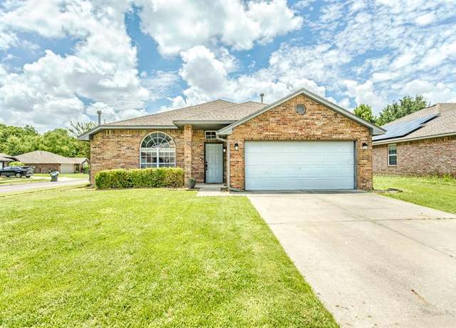 Property at 1848 Parkridge Dr, Norman, OK 73071, 3 beds, 2 baths