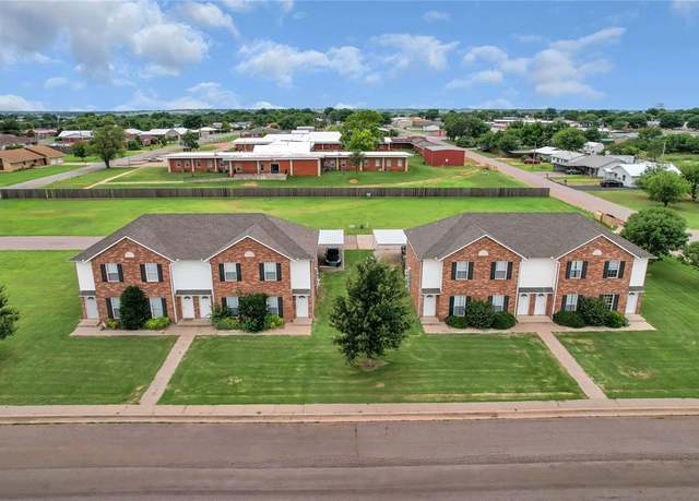 Property at 1501 N Wade St, Sayre, OK 73662, 2 beds, 1.5 baths