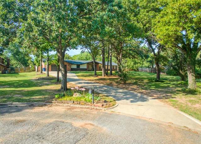 Property at 9 Dustin Cir, Shawnee, OK 74804, 3 beds, 2.5 baths