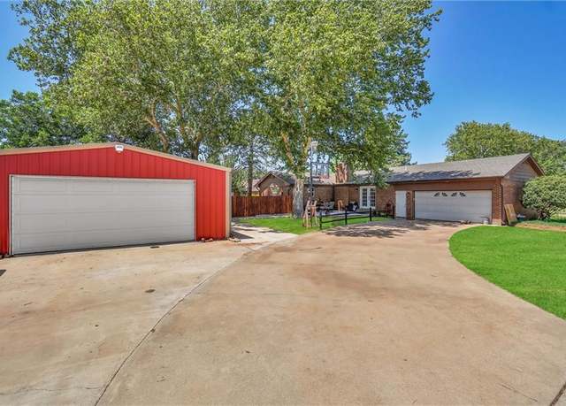 Property at 1702 W C Ave, Elk City, OK 73644, 3 beds, 2 baths