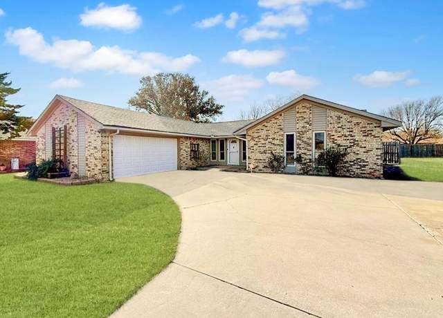 Property at 809 Rosehaven Dr, Altus, OK 73521, 3 beds, 2 baths