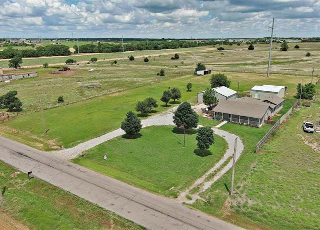 Property at 1821 Cattlemen Dr, Elk City, OK 73644, 3 beds, 2 baths