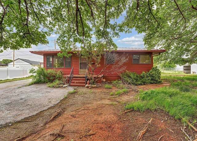 Property at 1604 N 4th St, Sayre, OK 73662, 3 beds, 1 bath
