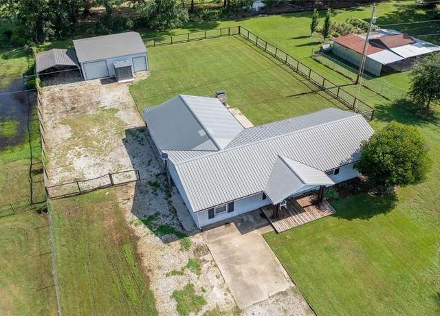 Property at 1266 W Memorial Rd, Broken Bow, OK 74728, 3 beds, 2.5 baths