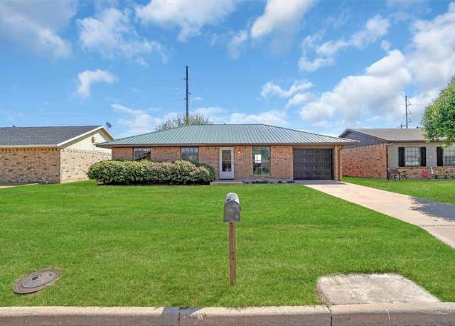 Property at 916 Hairston St, Altus, OK 73521, 3 beds, 1.5 baths