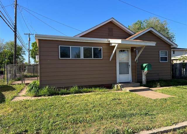 Property at 208 W C St, Altus, OK 73521, 3 beds, 2 baths