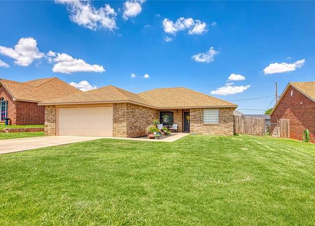 Property at 311 Ridgecrest Dr, Elk City, OK 73644, 3 beds, 2 baths