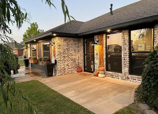Property at 104 Woodridge Dr, Elk City, OK 73644, 5 beds, 2 baths