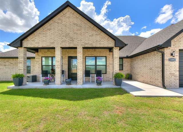 Property at 1104 Redbud Cir, Chickasha, OK 73018, 3 beds, 2 baths