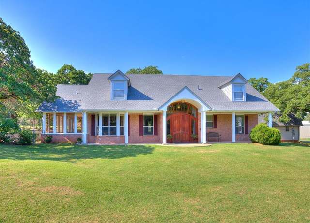 Property at 1124 Hill View Dr, Guthrie, OK 73044, 4 beds, 2 baths