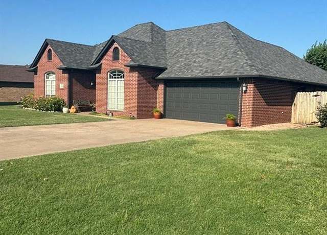 Property at 1802 Constitution Ave, Enid, OK 73703, 4 beds, 2.5 baths