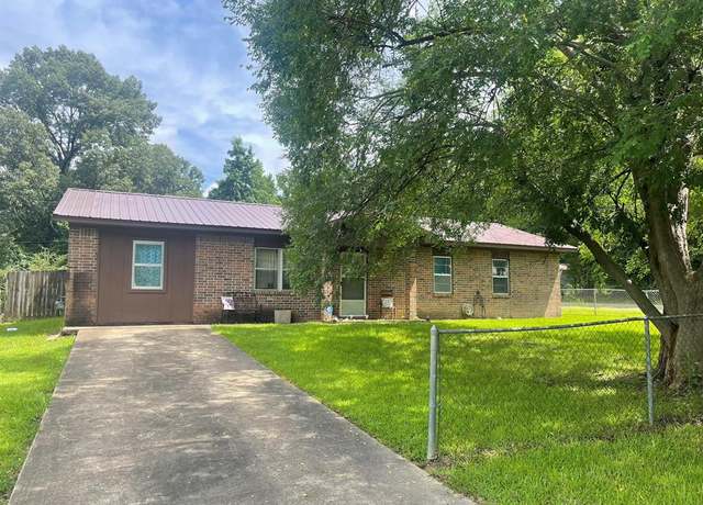 Property at 1003 Lukfata St, Broken Bow, OK 74728, 3 beds, 1 bath