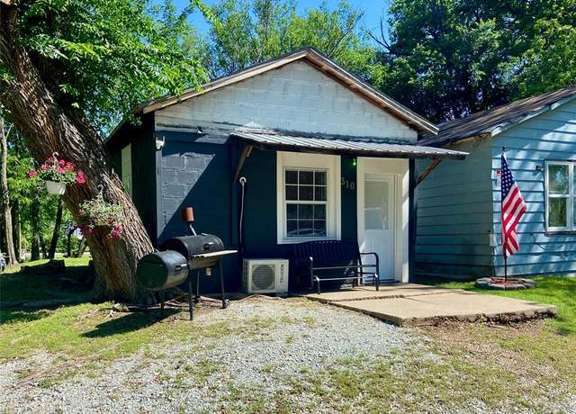 Property at 125 S 3rd St, Okemah, OK 74859, 6 beds, 4 baths