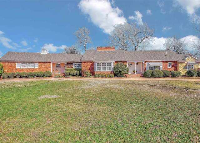 Property at 1800 N Hudson St, Altus, OK 73521, 3 beds, 3 baths