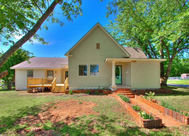 Property at 1723 W Mansur Ave, Guthrie, OK 73044, 3 beds, 2.5 baths