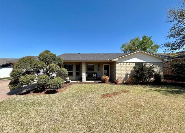 Property at 133 E Bonita Dr, Elk City, OK 73644, 3 beds, 2 baths