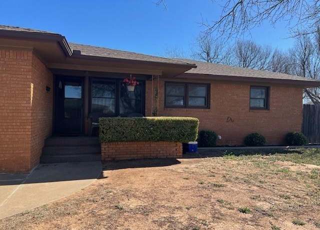 Property at 1800 Sunset Dr, Altus, OK 73521, 3 beds, 1.5 baths