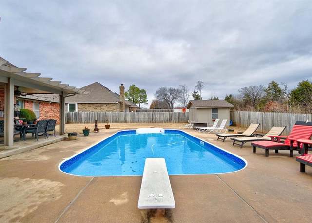 Property at 301 Club House Dr, Shawnee, OK 74801, 4 beds, 2.5 baths