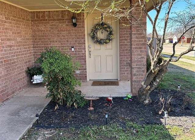 Property at 802 Beaumont Sq, Norman, OK 73071, 3 beds, 2 baths