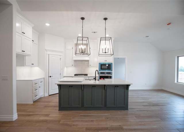 Property at 10372 SW 55th Ter, Mustang, OK 73064, 4 beds, 3 baths