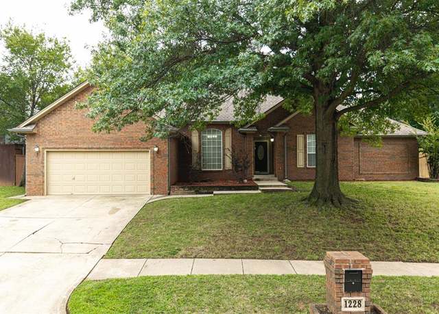 Property at 1228 Lamplighter Ln, Edmond, OK 73034, 4 beds, 2.5 baths