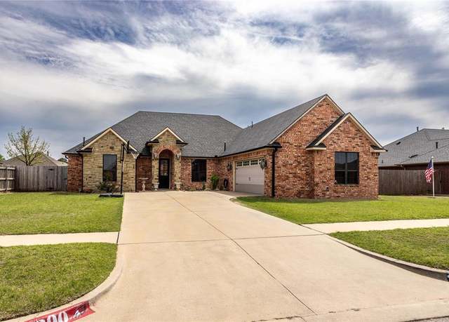 Property at 2200 W Stratta Ave, Weatherford, OK 73096, 4 beds, 3 baths