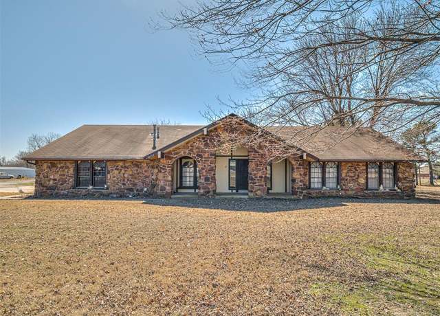 Property at 16112 E 112th St, Owasso, OK 74055, 4 beds, 2.5 baths