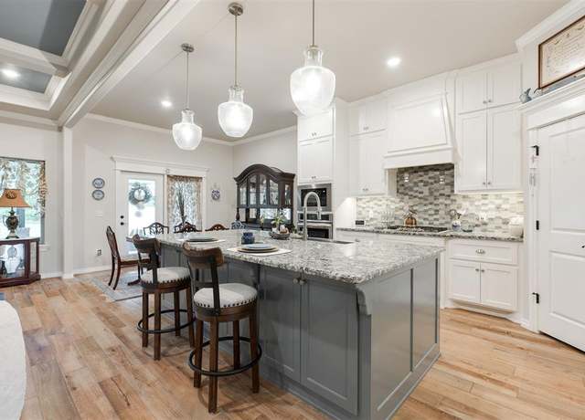 Property at 8208 Poplar Dr, Edmond, OK 73034, 4 beds, 3 baths