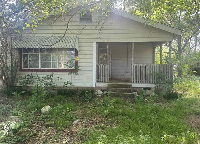 Property at 1024 C St SW, Ardmore, OK 73401, 3 beds, 2 baths