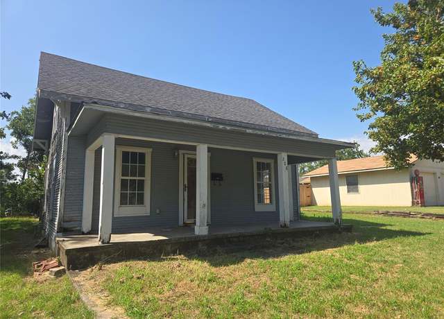 Property at 208 W Apache St, Marlow, OK 73055, 4 beds, 2 baths