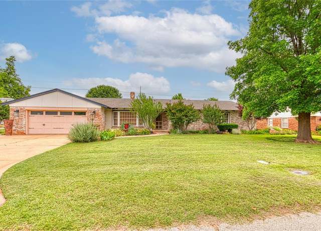 Property at 1301 W C Ave, Elk City, OK 73644, 3 beds, 2.5 baths