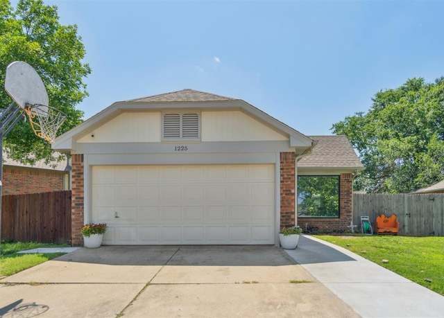 Property at 1225 Clover Rd, Moore, OK 73160, 3 beds, 2 baths