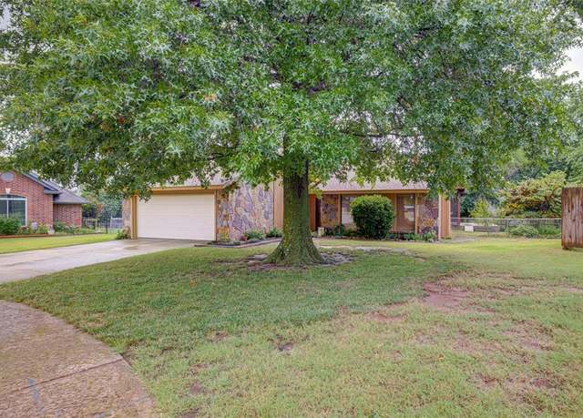 Property at 2302 Linfield Ct, Norman, OK 73071, 3 beds, 2 baths