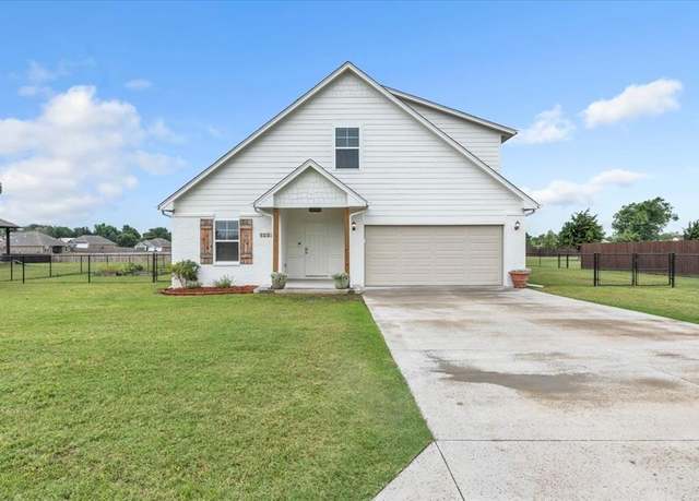 Property at 1330 Round Leaf Rd, Edmond, OK 73034, 4 beds, 3 baths