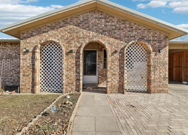 Property at 108 D St, Spiro, OK 74959, 3 beds, 2 baths