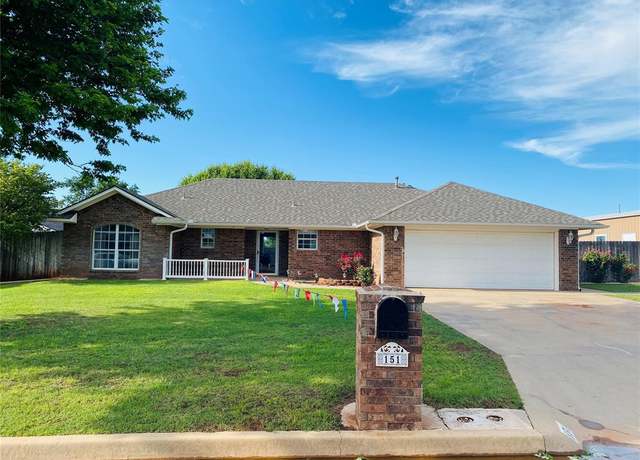 Property at 151 Calhoon St, Elk City, OK 73644, 3 beds, 2.5 baths