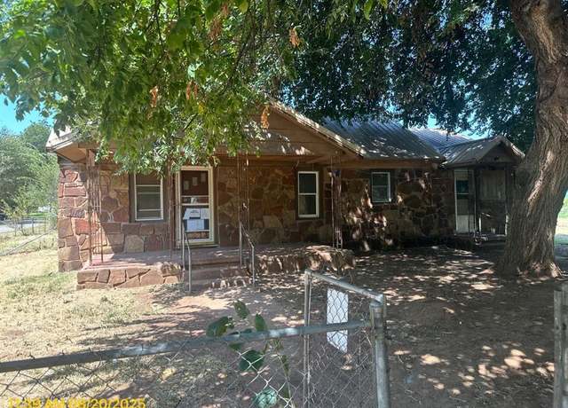 Property at 1016 El Reno Ave, Chickasha, OK 73018, 2 beds, 1.5 baths