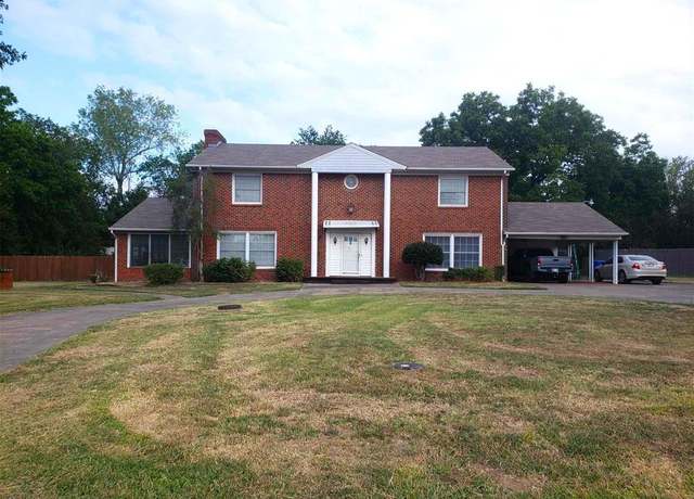 Property at 304 Country Club Dr, Holdenville, OK 74848, 4 beds, 2.5 baths