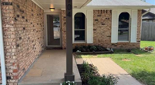 Photo of 704 Holly Hill Rd, Edmond, OK 73003