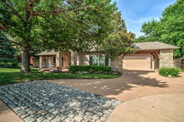 Photo of 2809 Palomino Dr Edmond, OK 73034
