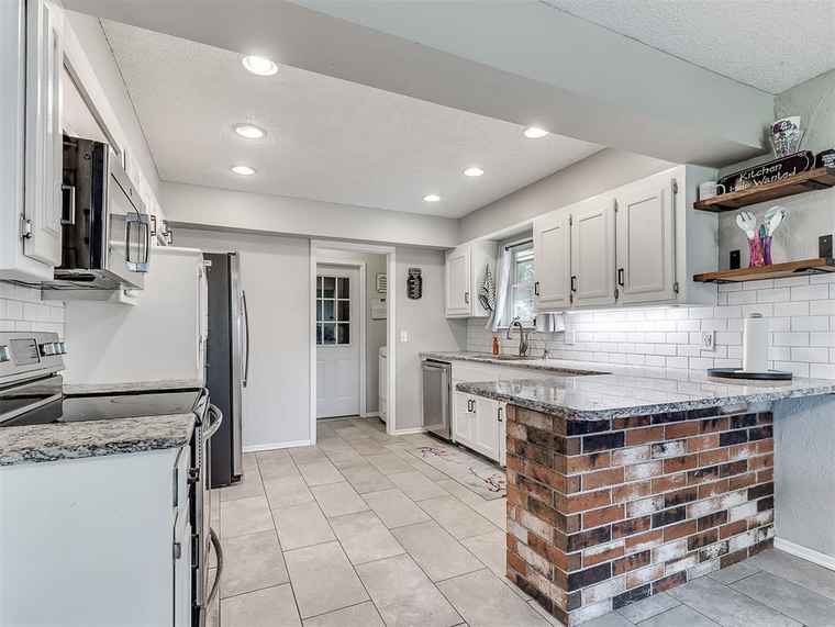 Photo of 905 Ridgecrest Rd Edmond, OK 73013