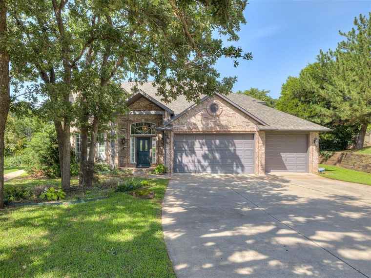 Photo of 600 Fox Hill Dr Edmond, OK 73034