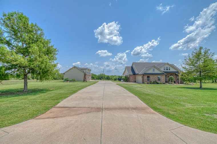 Photo of 2101 Fox Croft Rd Norman, OK 73026