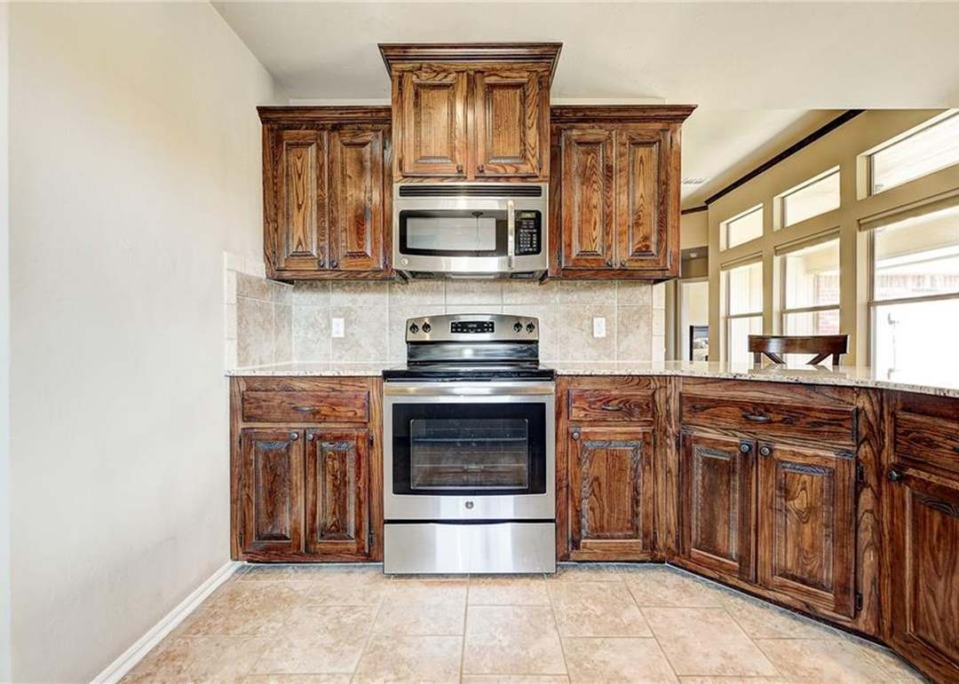 608 N Bighorn Way, Mustang, OK 73064