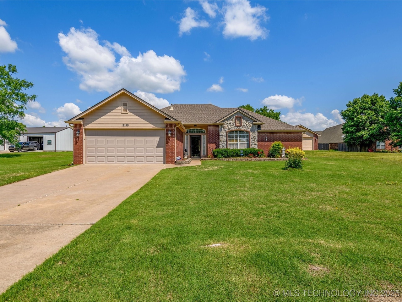 12180 Skyline Dr, Collinsville, OK 74021