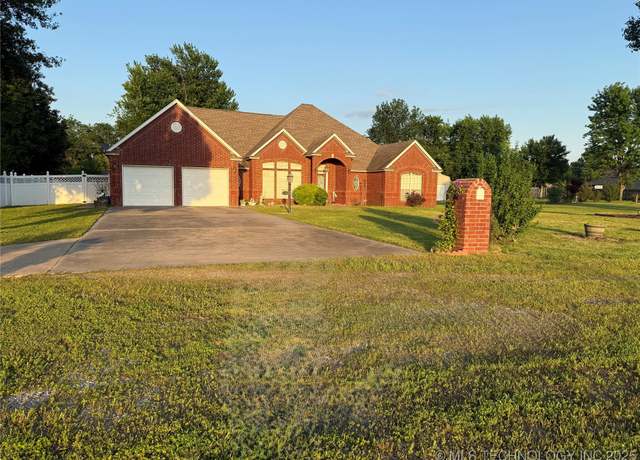 Property at 2100 S 32nd St, Muskogee, OK 74401, 3 beds, 2.5 baths
