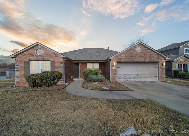 Property at 2708 W Imperial St, Broken Arrow, OK 74011, 4 beds, 2 baths