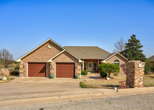 Property at 917 Country Club Dr, Cushing, OK 74023, 3 beds, 2 baths