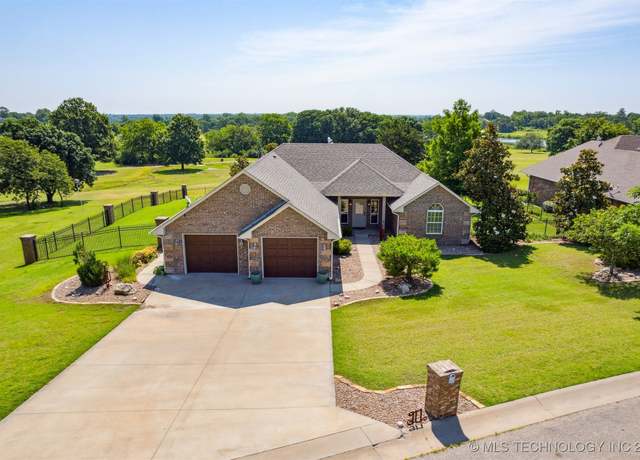 Property at 917 Country Club Dr, Cushing, OK 74023, 3 beds, 2 baths